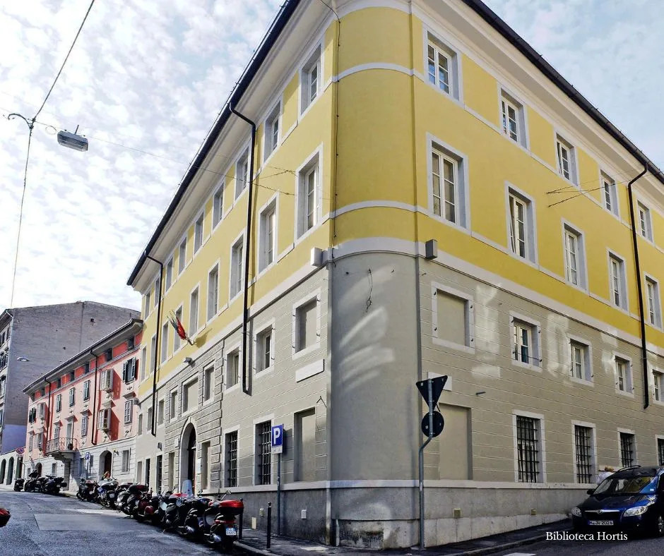 Biblioteca Hortis, stop a prestiti e consultazioni dal 27 luglio per il trasferimento dei volumi a Palazzo Zois