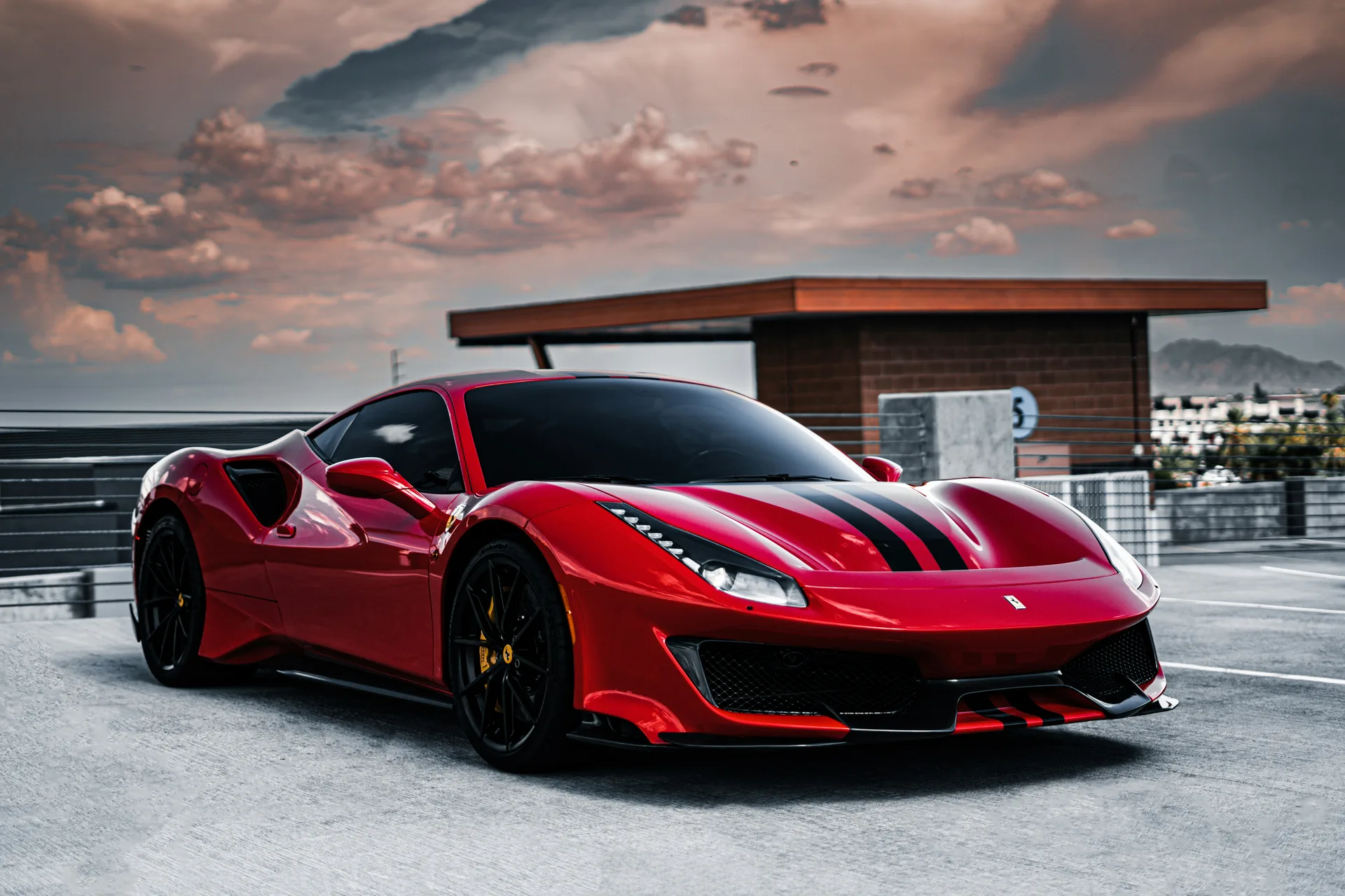 Noleggio auto di lusso negli Emirati Arabi Uniti: dalla ferrovia urbana alle strade del deserto