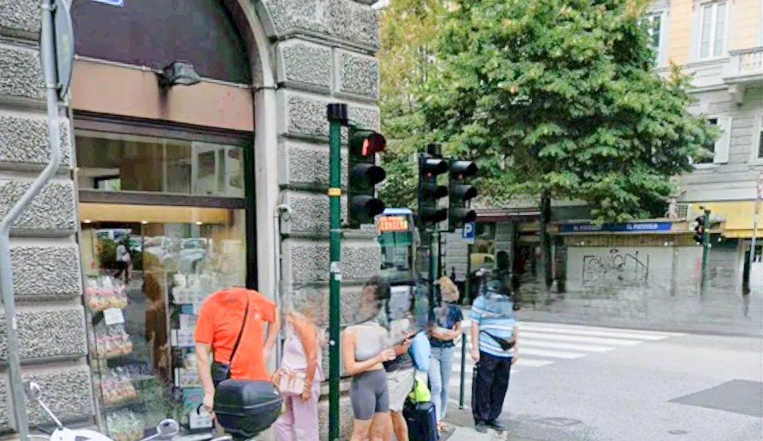 Via Battisti dice addio a Caffedolce: fine di un'attività storica amata da generazioni