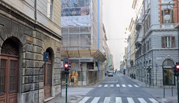 Via Mazzini-Rive, allarme borseggiatore alle fermate dei bus: «Ha tentato due volte in pochi minuti»