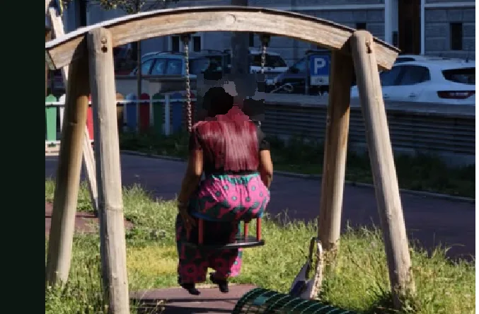 Trieste, altalena danneggiata al parco: esplode la polemica sui giochi usati dagli adulti
