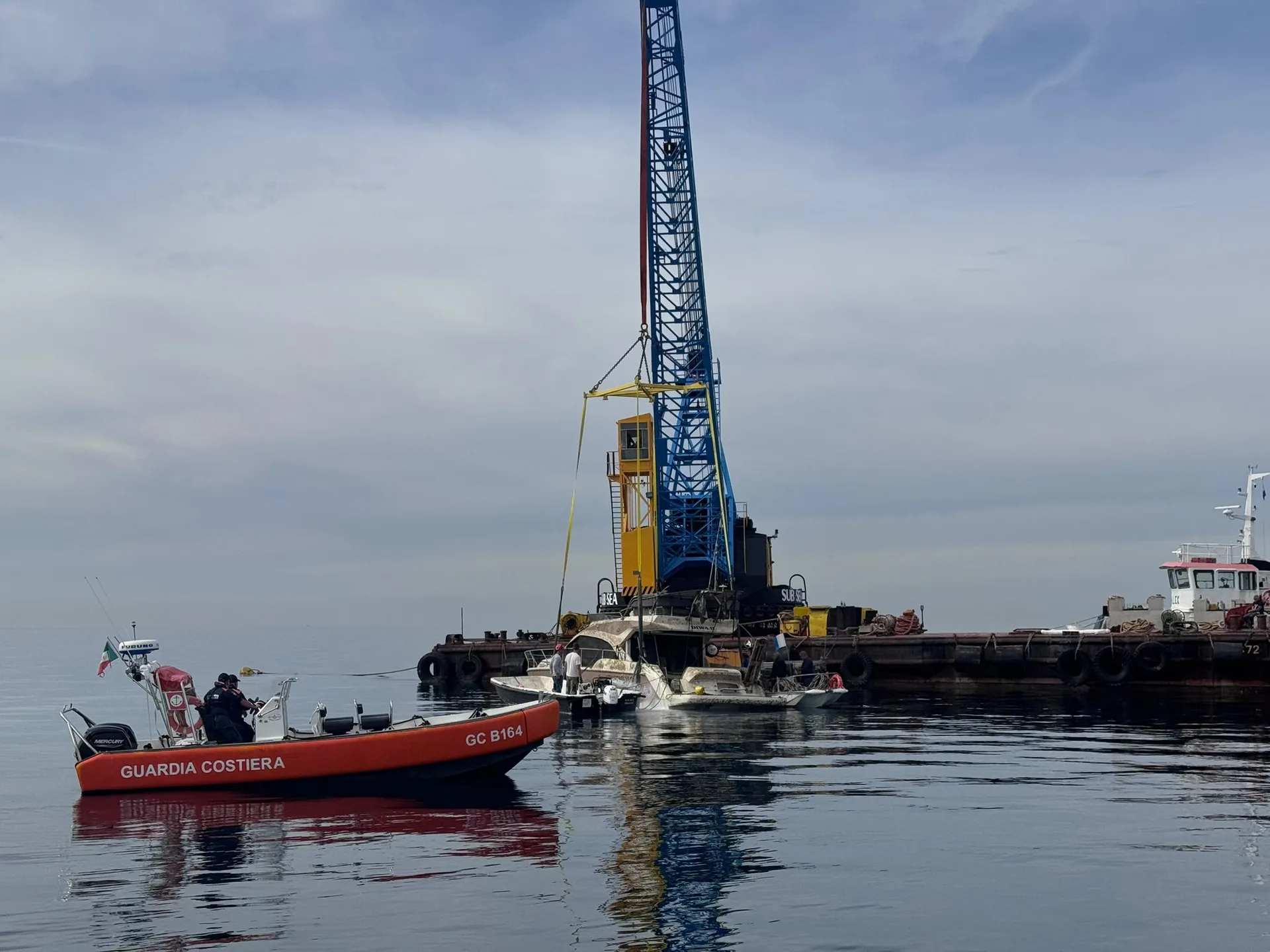 Porto di Trieste: recuperata l'imbarcazione austriaca "DIWA II" affondata alla diga Rizzo