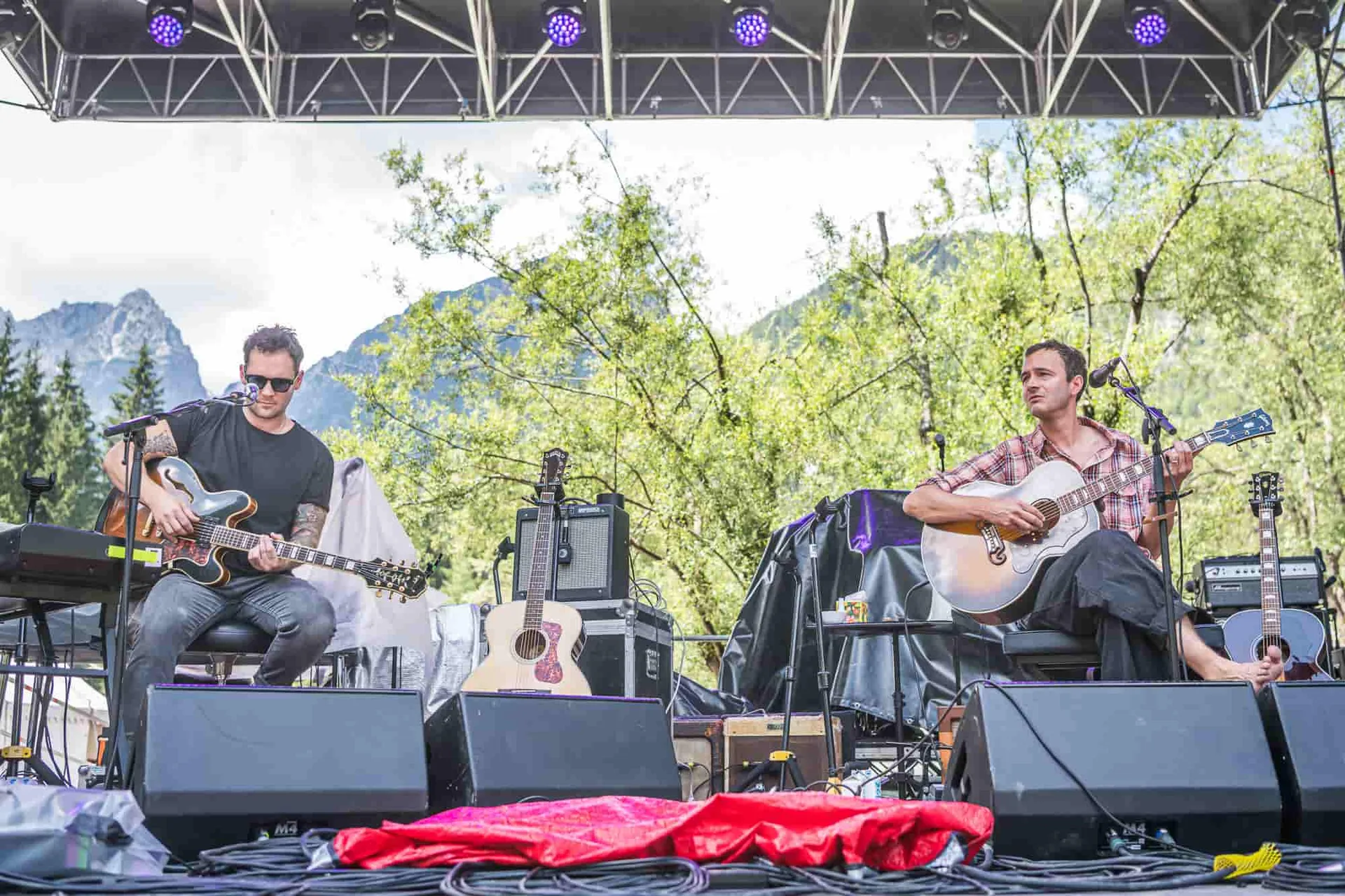 No Borders Music Festival, partenza tra emozioni e grandi nomi: applausi per Tom Smith ed Elvis Costello