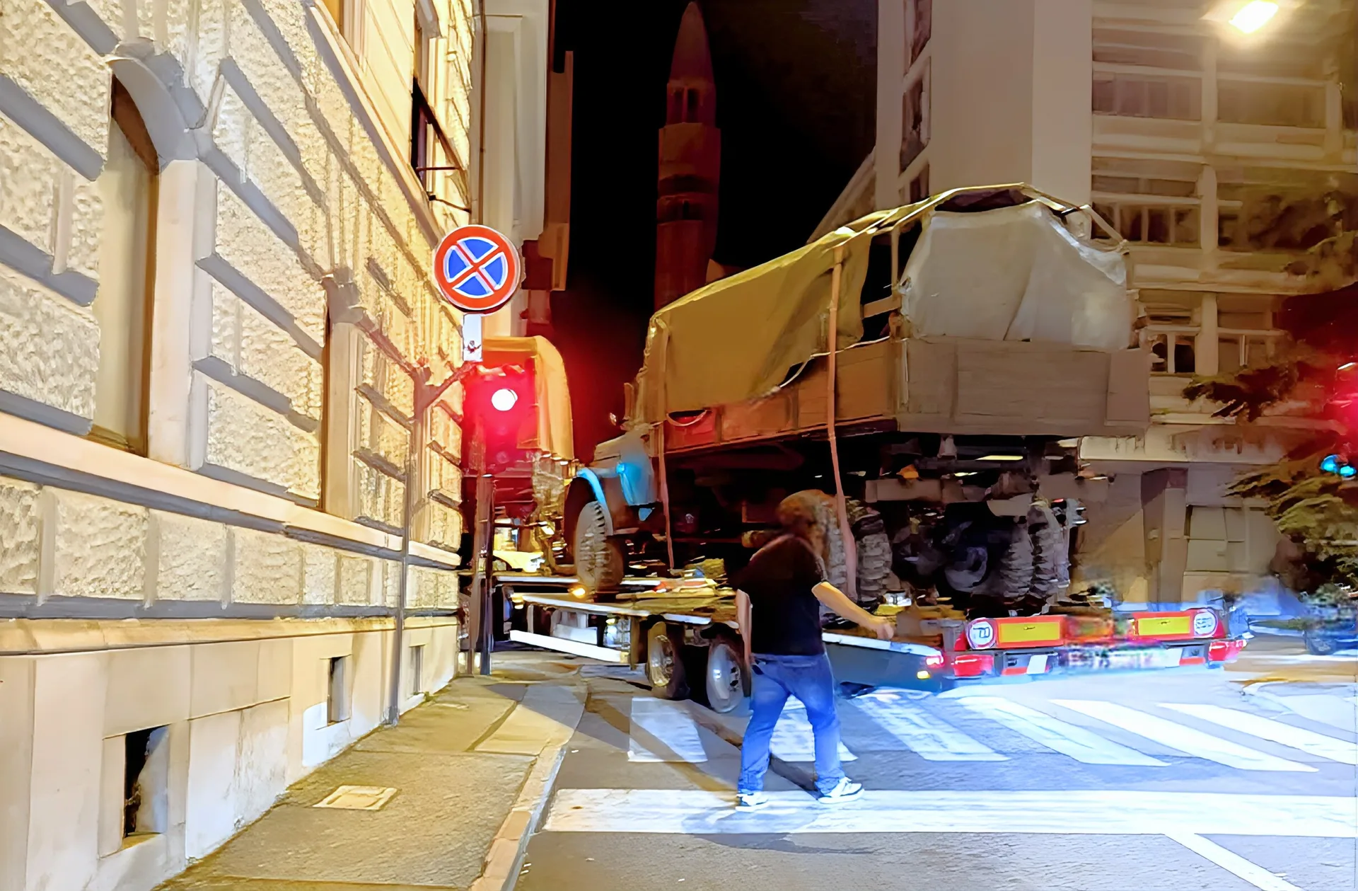 Trieste,ieri sera mezzo pesante in difficoltà nella svolta: disagi in via Udine