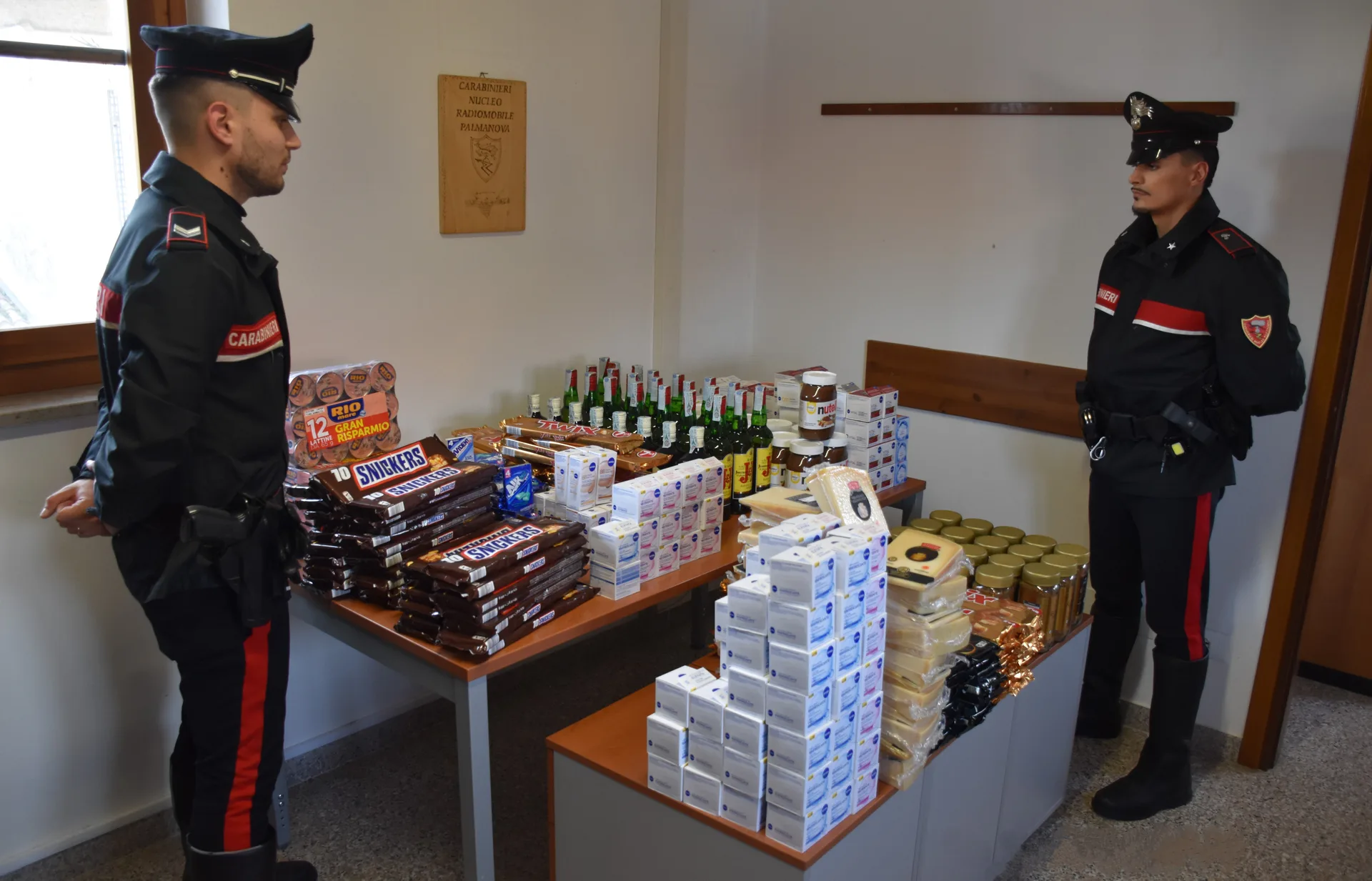Alimenti, alcolici e cosmetici rubati per oltre 2 mila euro: due stranieri nei guai a Cervignano