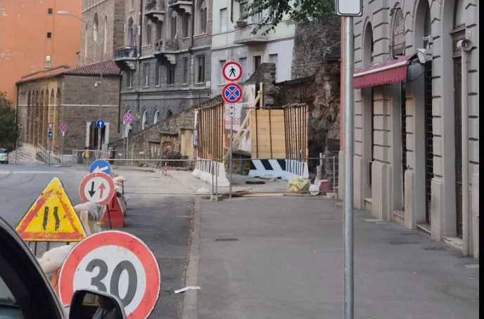 Via Giulia, una cittadina ringrazia chi è intervenuto: «Zona sistemata nell’immediato»
