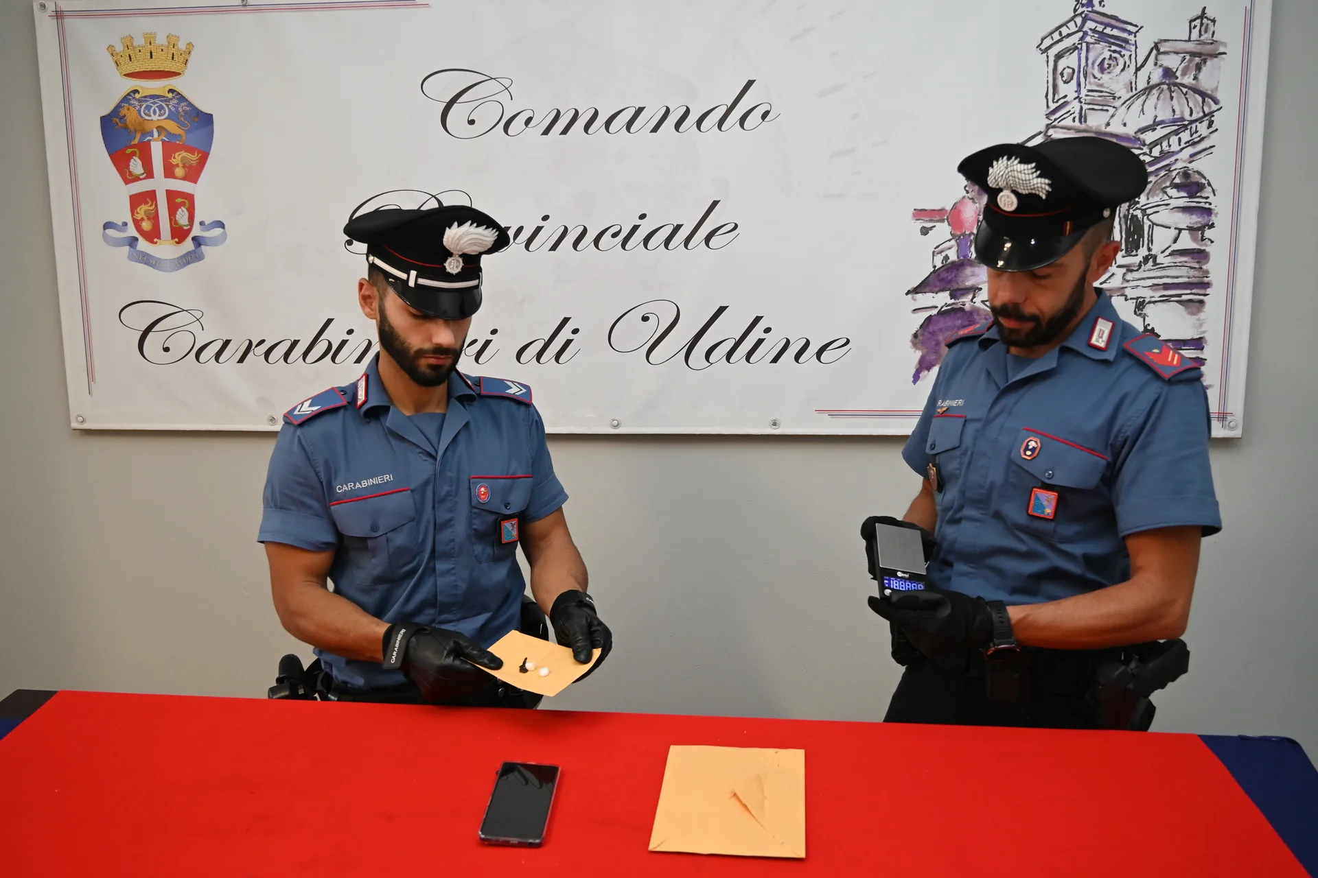 Udine, denunciato un giovane per ricettazione e detenzione di sostanze ai fini di spaccio