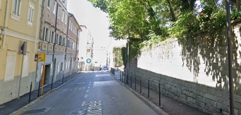 Trieste, chi accende il “compressore fantasma”? Il mistero che incuriosisce via San Michele