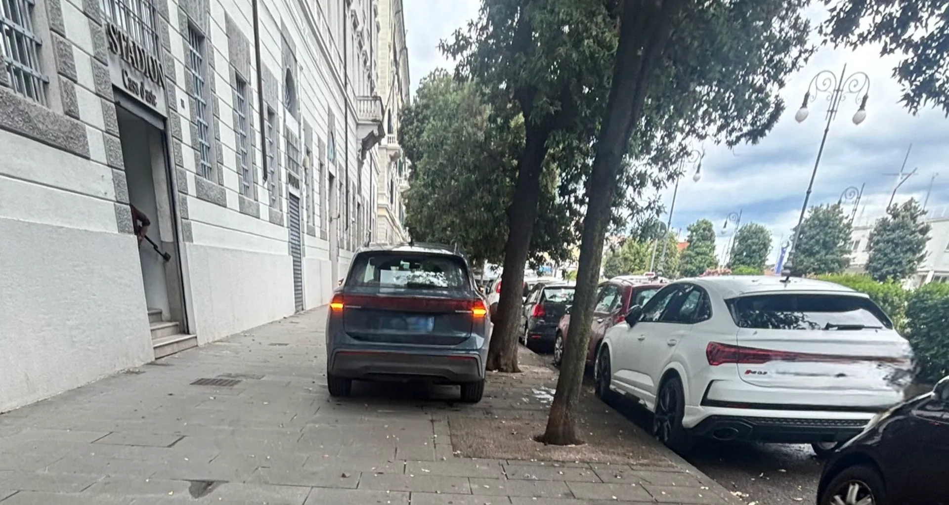 Sosta sul marciapiede lungo le Rive: la segnalazione