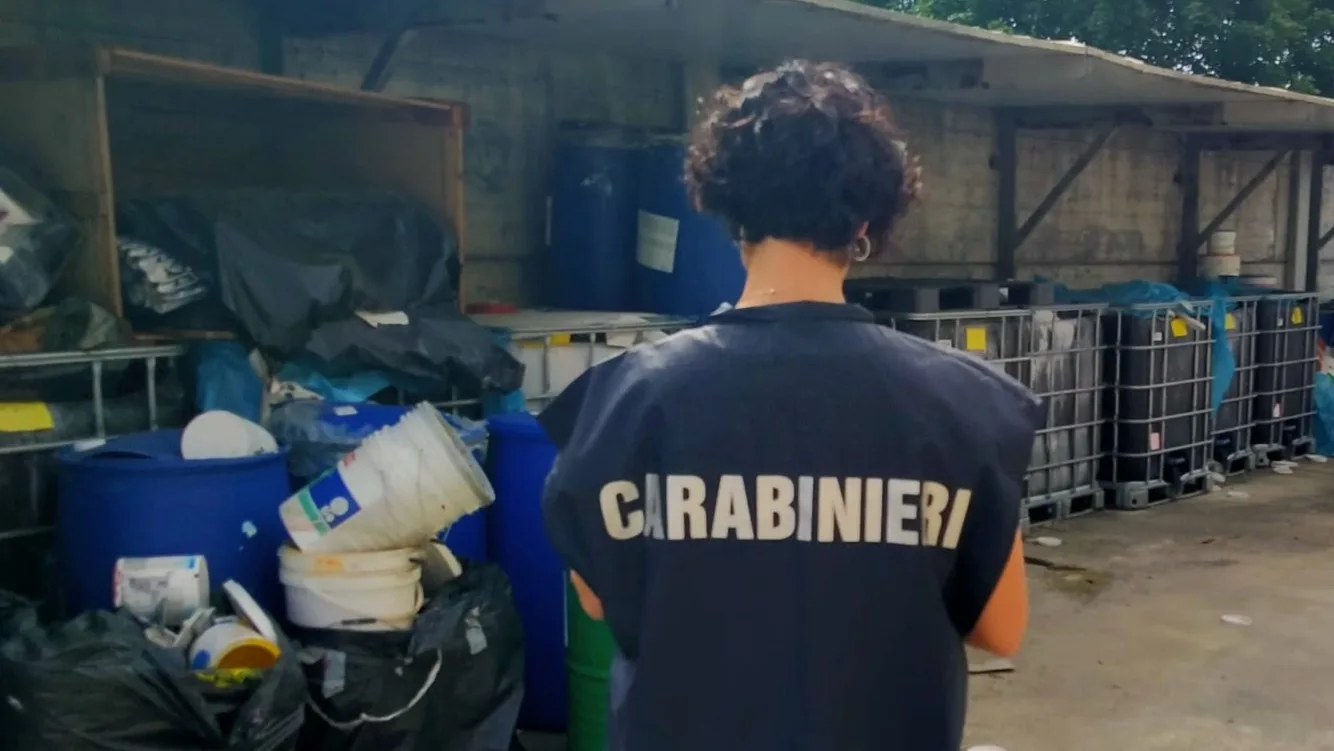 Rifiuti accumulati per oltre un anno: scattano denuncia, 19mila euro di sanzioni e patente sospesa