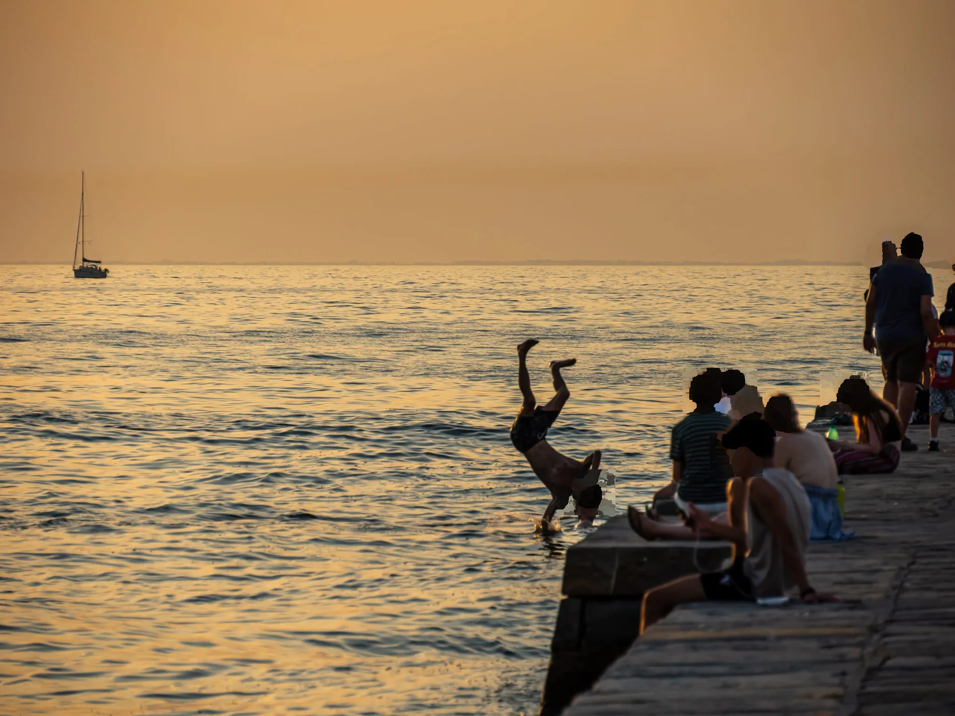 Trieste, tuffi dal Molo Audace al tramonto: residenti infuriati, «Servono cartelli di divieto»