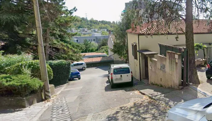Trieste, marito e figlia cadono in vespa: «Automobilista e scooterista hanno lasciato tutto per aiutarli»