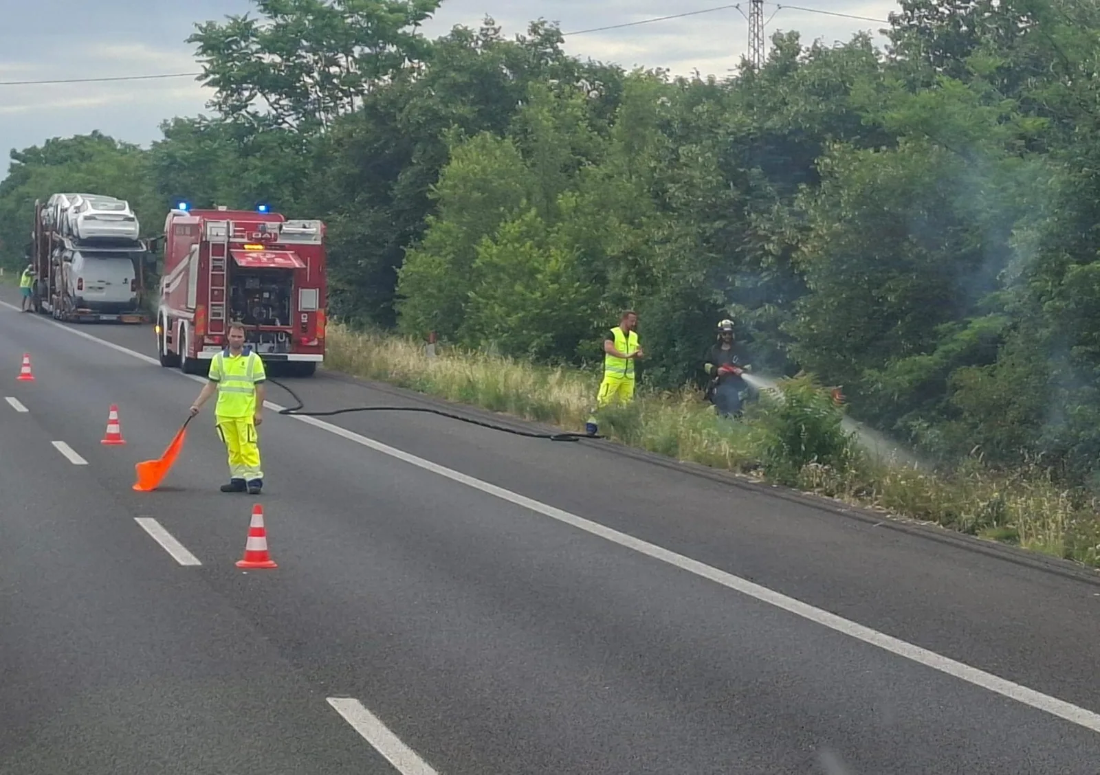 Fumo e fiamme sul raccordo Sistiana-Sgonico: principio di incendio, traffico in tilt