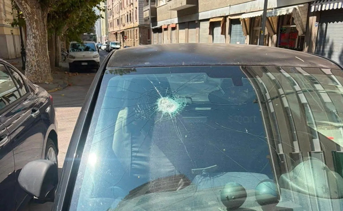 Parabrezza sfondato a martellate a Roiano: proprietaria dell’auto lancia l’allarme