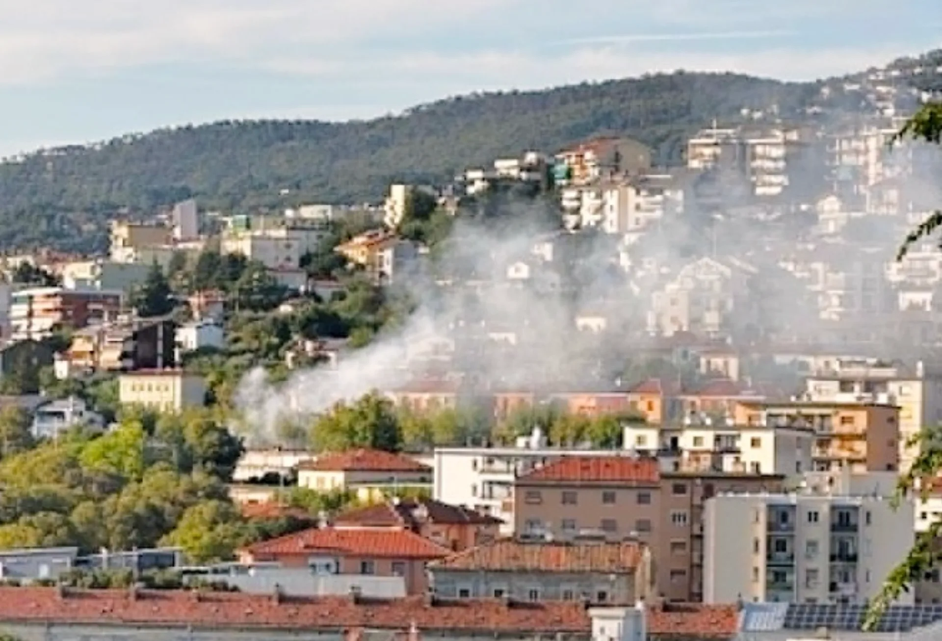 Colonna di fumo a Trieste, nella zona di via Revoltella