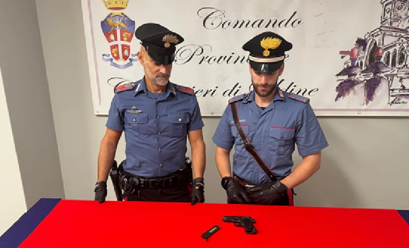 Pistola semiautomatica trovata tra i rifiuti: caricatore con sette cartucce, indagano i Carabinieri