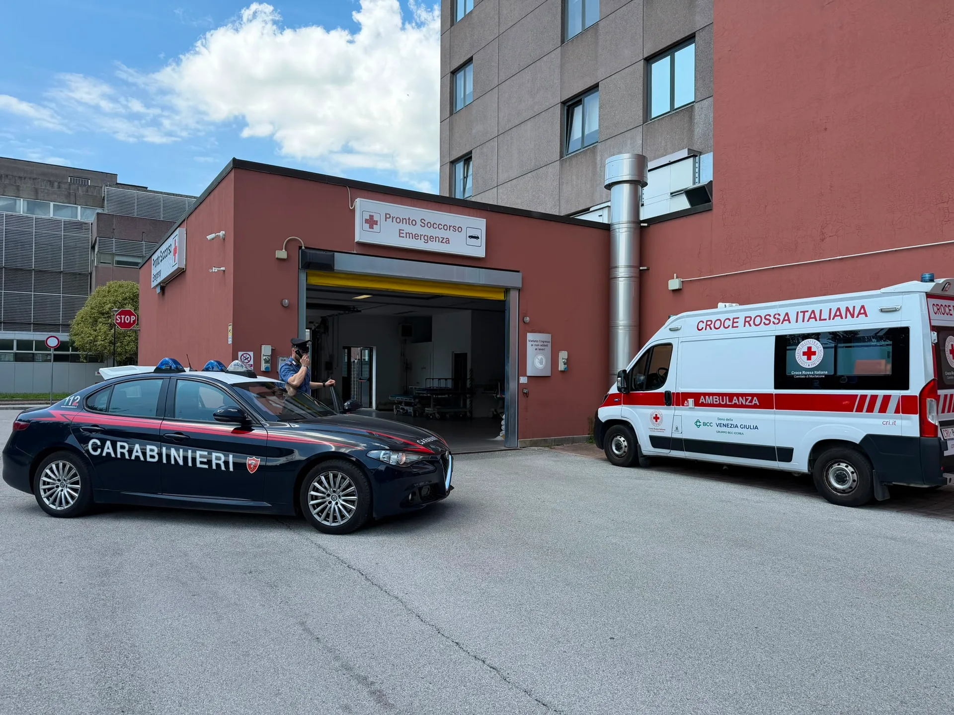Monfalcone. Salvata una donna che minacciava di gettarsi dal balcone