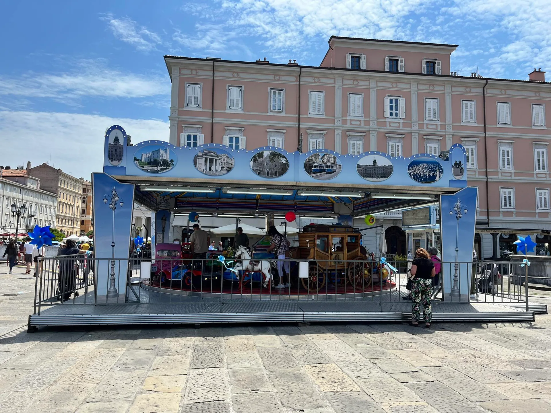 Trieste, la storica Giostra Pony è salva: torna in piazza Ponterosso tra la gioia delle famiglie