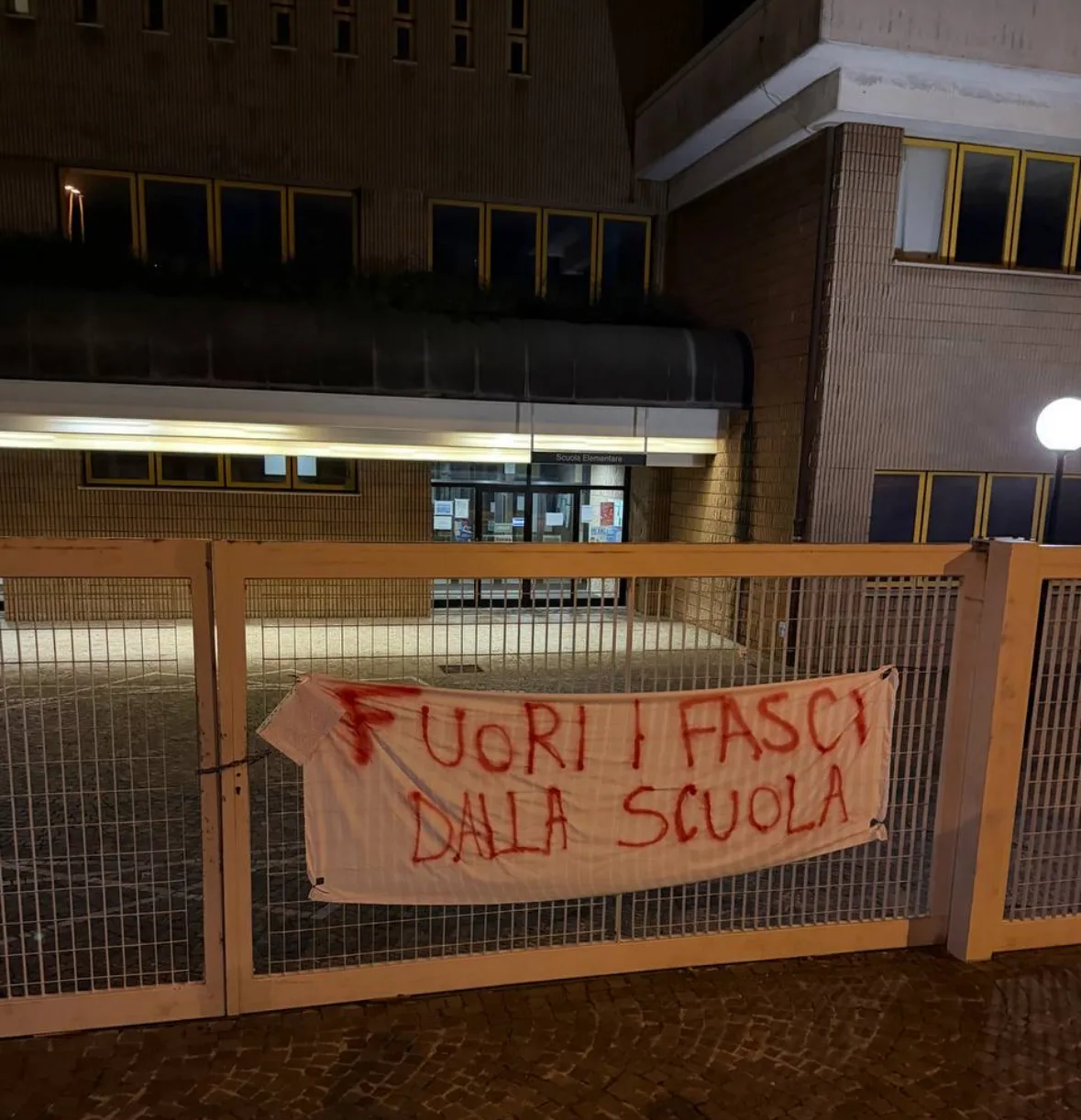 Tensione ad Altura, striscione alla scuola Don Milani: “Fuori i fasci dalla scuola”