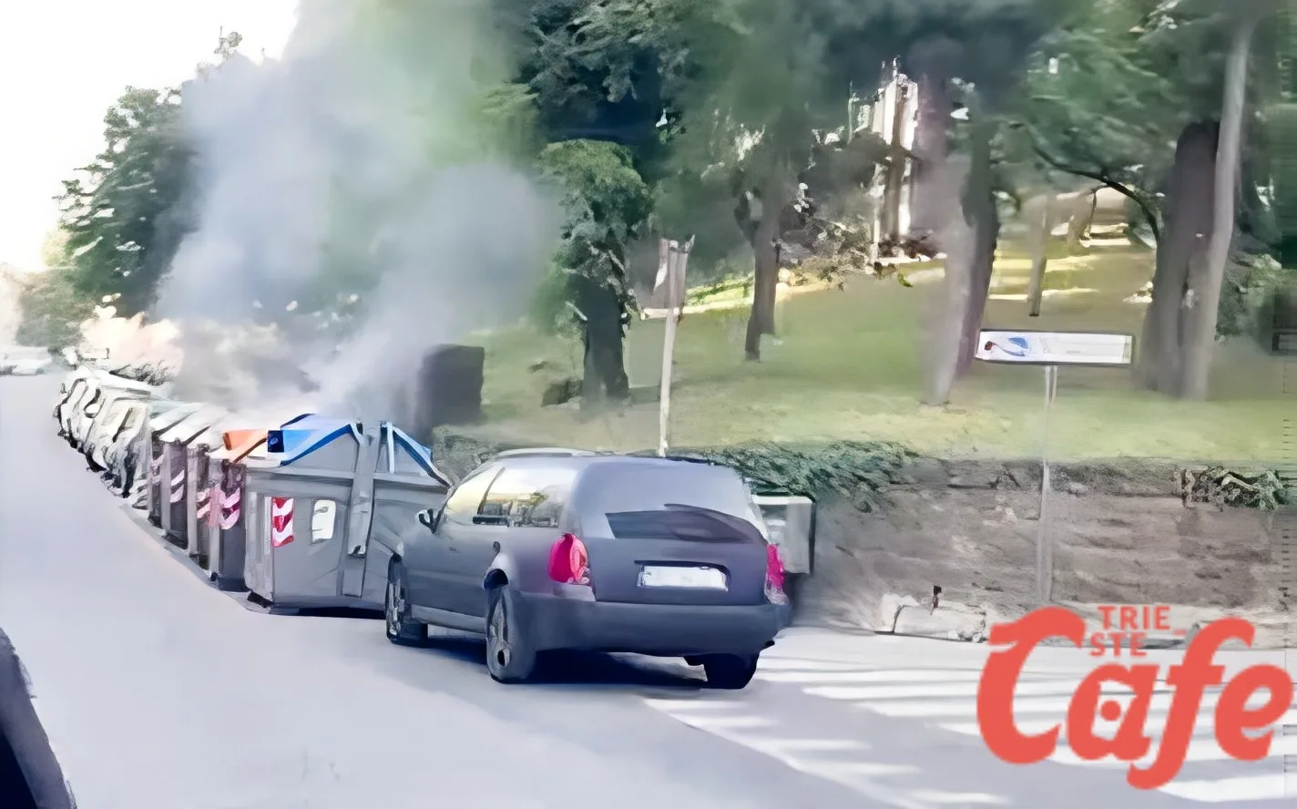 Trieste, cassonetti in fiamme in via Molino a Vento: colonna di fumo nel tardo pomeriggio