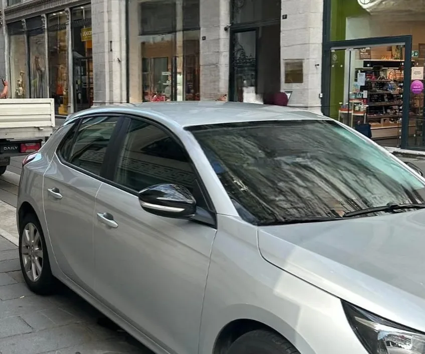 Trieste, auto in piena zona pedonale di via Dante: “Per anziani e disabili passare diventa un'impresa”