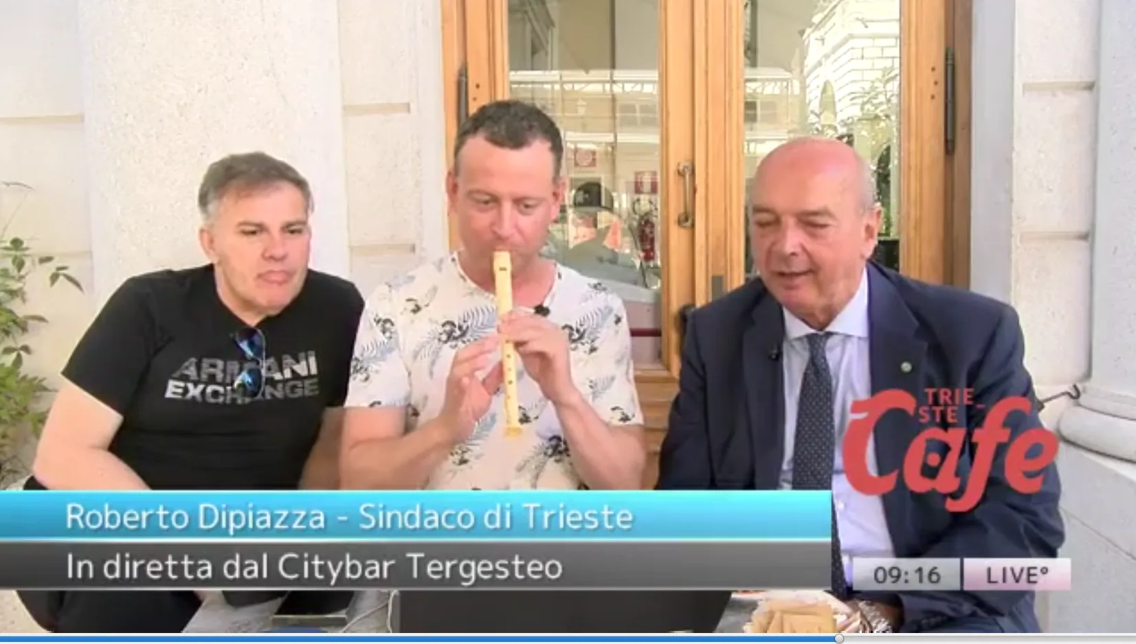Trieste, Luca Marsi risponde a Dipiazza in diretta: il flauto conquista il pubblico di Piazza Verdi