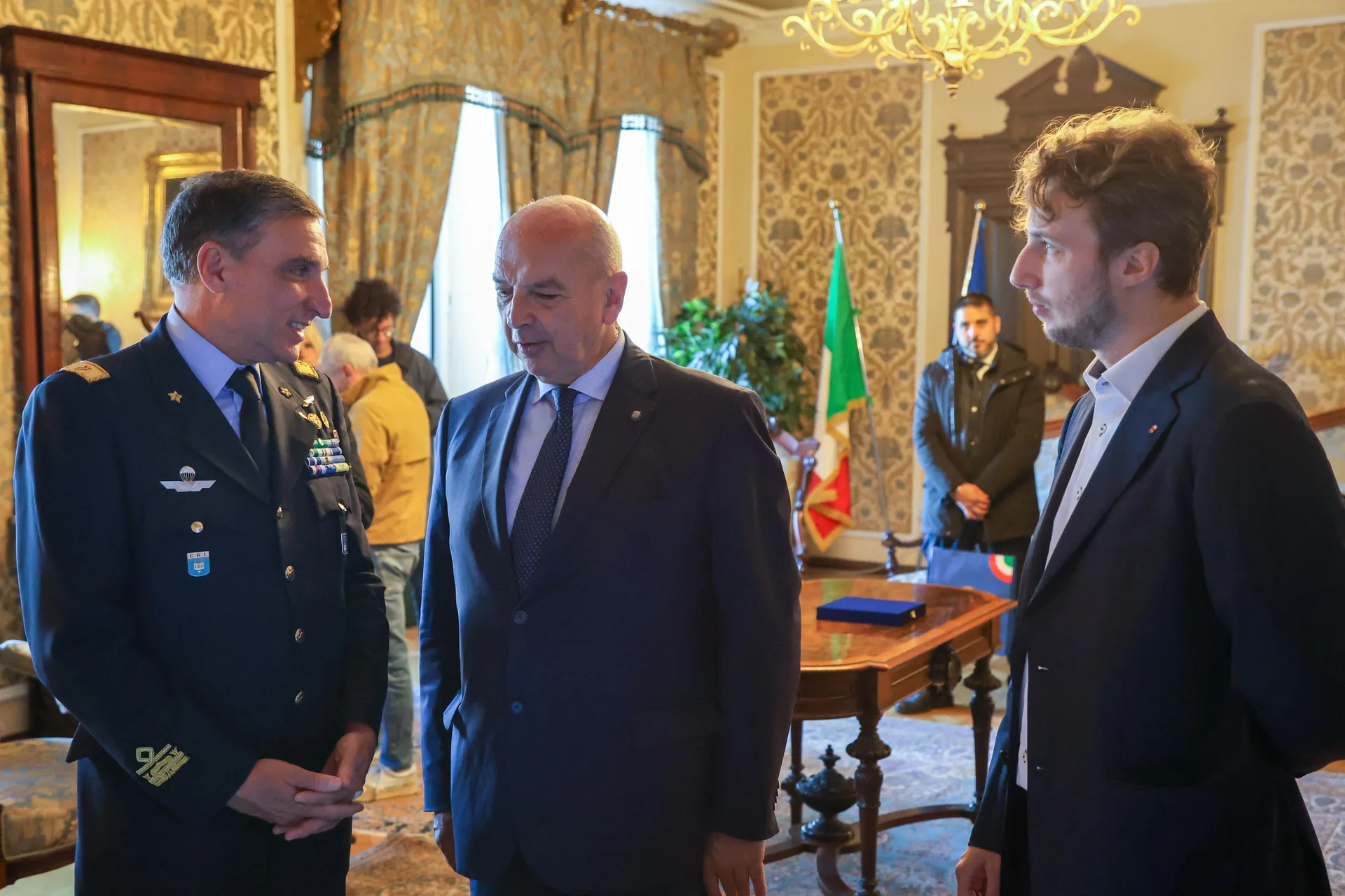 Incontro e scambio di doni tra il sindaco e il Gen. Baione dell'Aeronautica Militare
