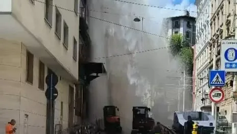 Guasto in Via Commerciale: tubatura spezzata durante i Lavori e "geyser" in mezzo alla strada (VIDEO)