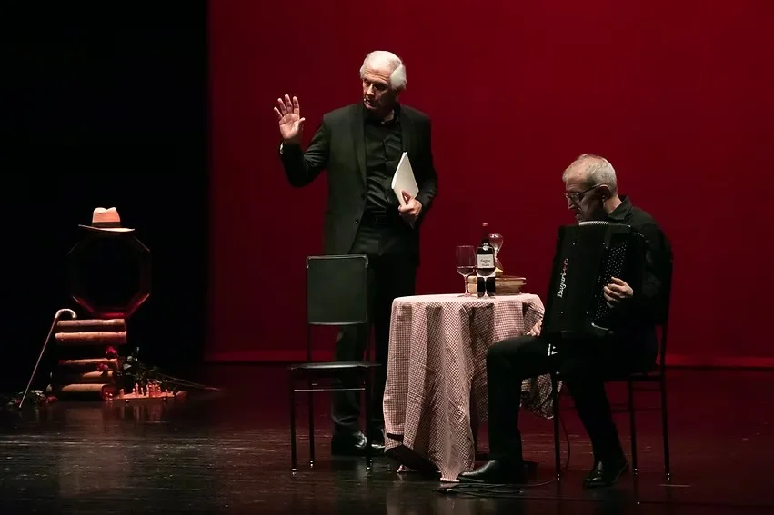 Massimiliano Finazzer Flory in scena con  “Lo specchio di Borges” nel Giardino del Museo Sartorio