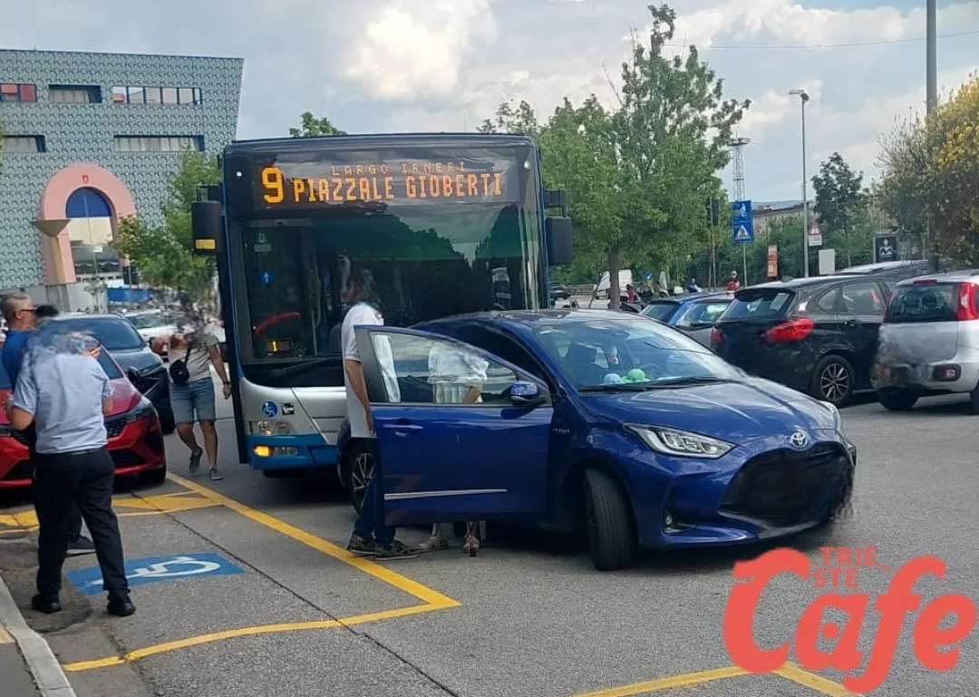 Incidente in Largo Irneri: scontro tra un autobus e un’auto