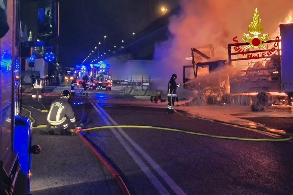 Trieste, incendio nel Porto Nuovo: tre semirimorchi e un trattore stradale avvolti dalle fiamme (VIDEO)