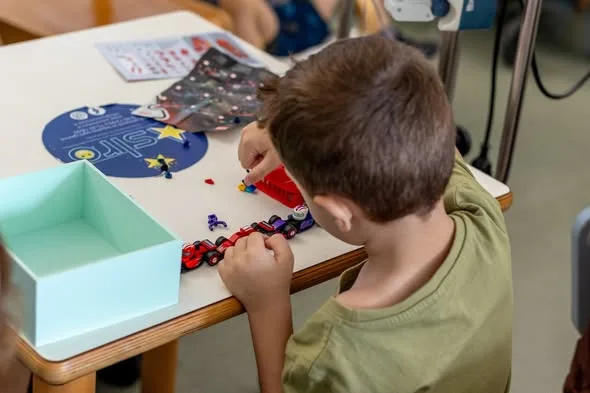 Dal modellino da costruire al simulatore da corsa: la sala giochi del Burlo diventa un'officina
