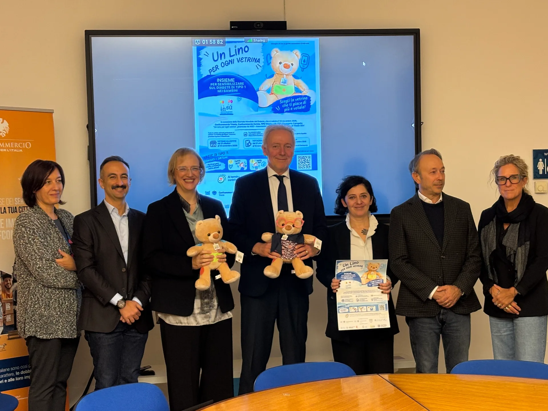 Trieste si colora di blu per il diabete: 80 vetrine con l’orsetto Lino a sostegno della ricerca del Burlo