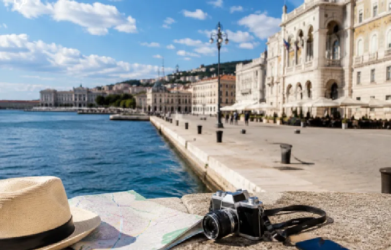 Il triestino contro il turismo da social: "Basta vacanze vissute solo per le foto"