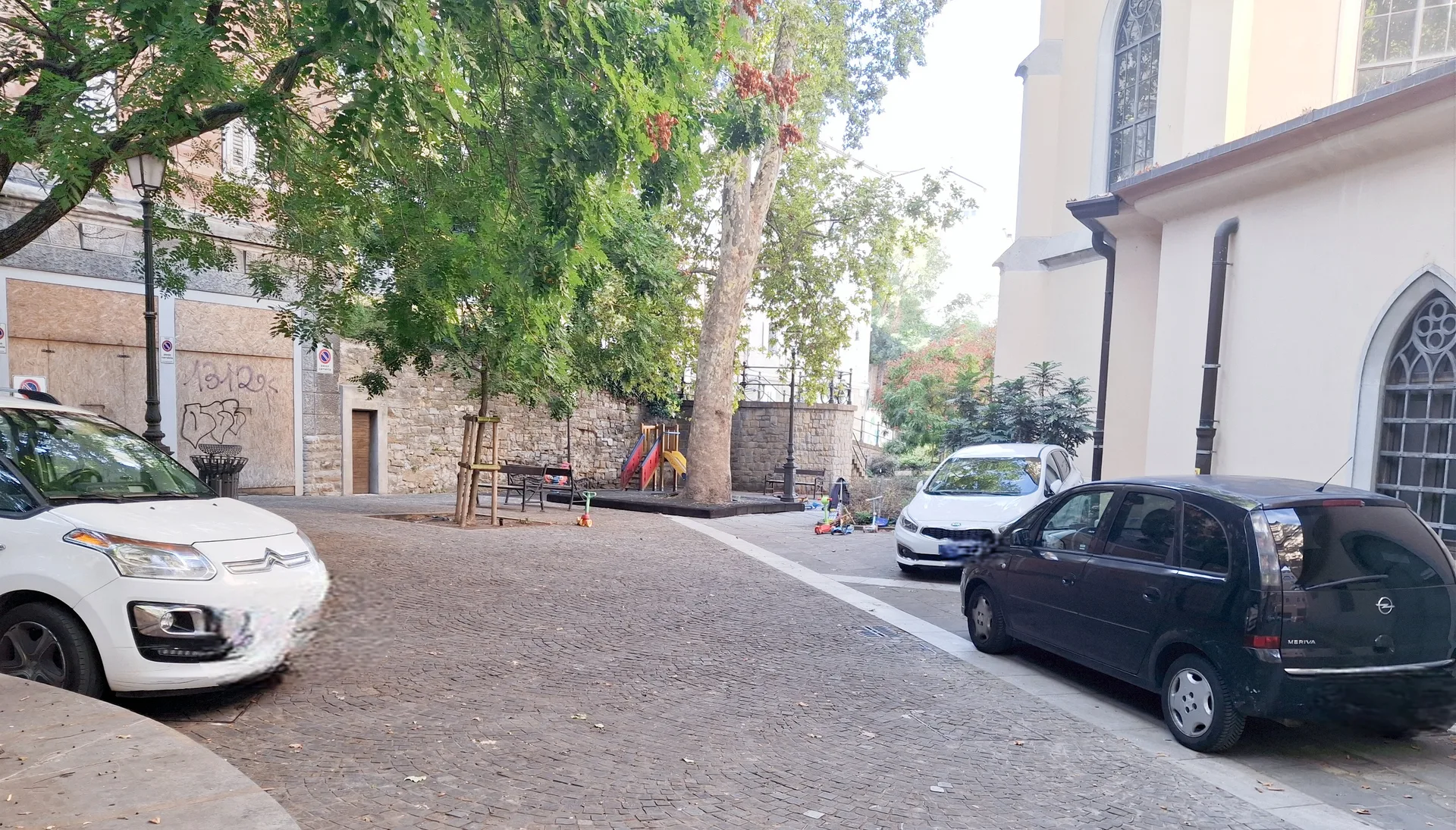 Trieste, auto nella piazzetta pedonale dietro la chiesa di Roiano: «Servono più controlli»