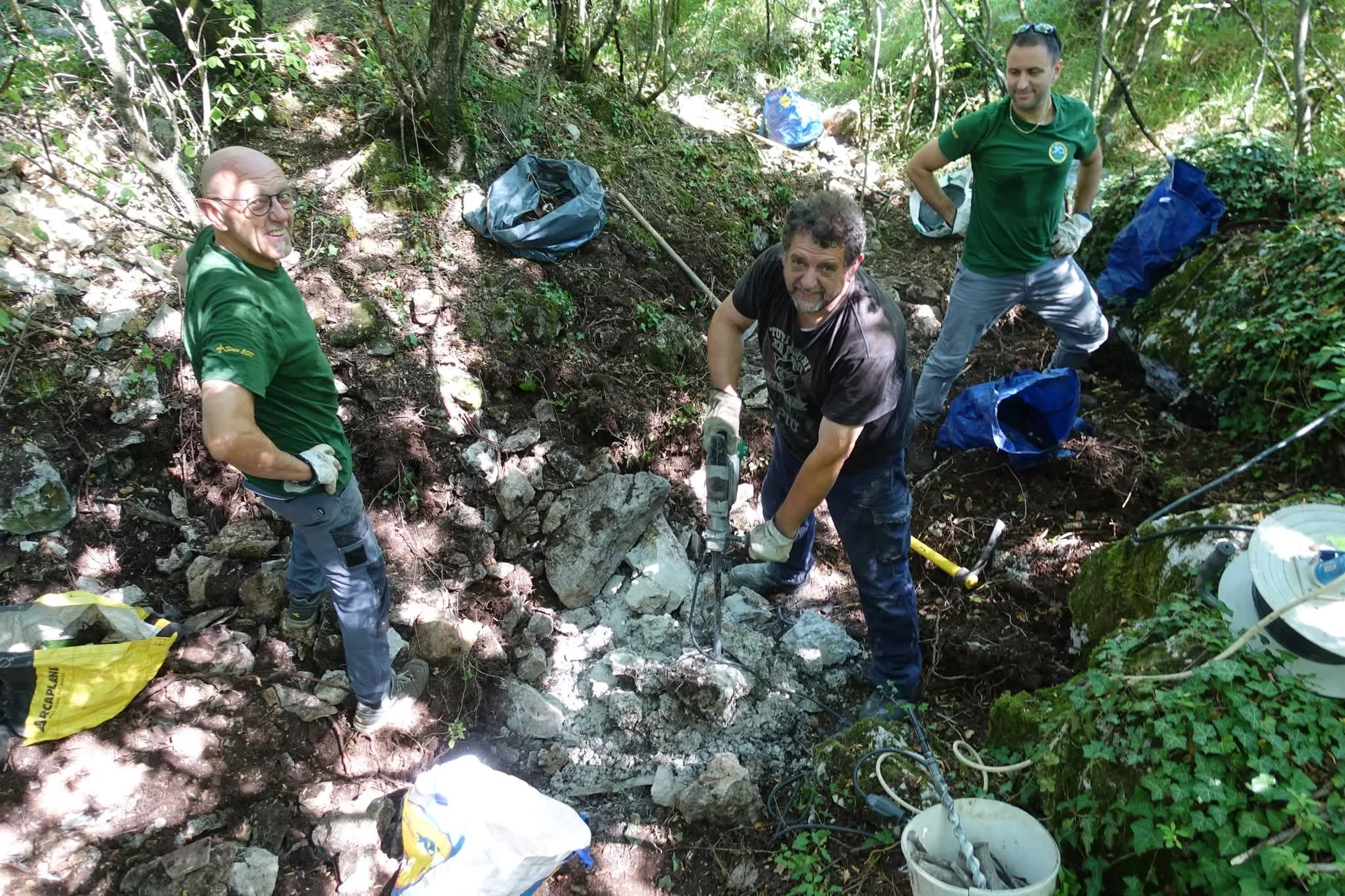 Carso, completata la pulizia di una dolina tra Basovizza e Gropada: raccolti 18 sacchi di rifiuti