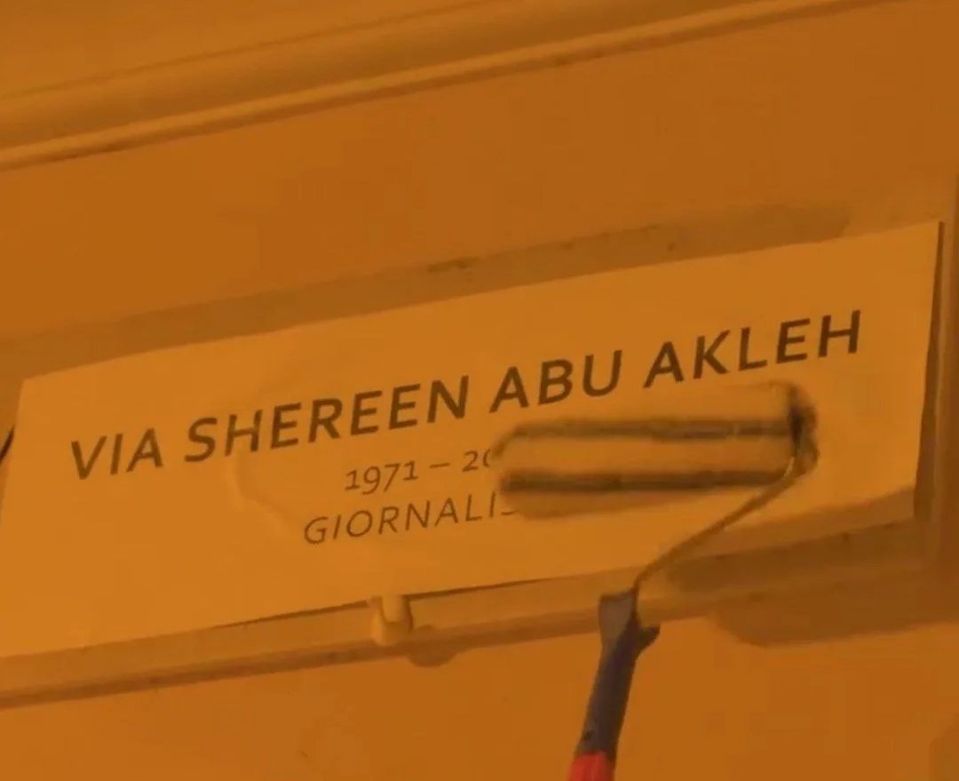 Blitz sulla targa per Almerigo Grilz: la via simbolicamente reintitolata a Shireen Abu Akleh (VIDEO)