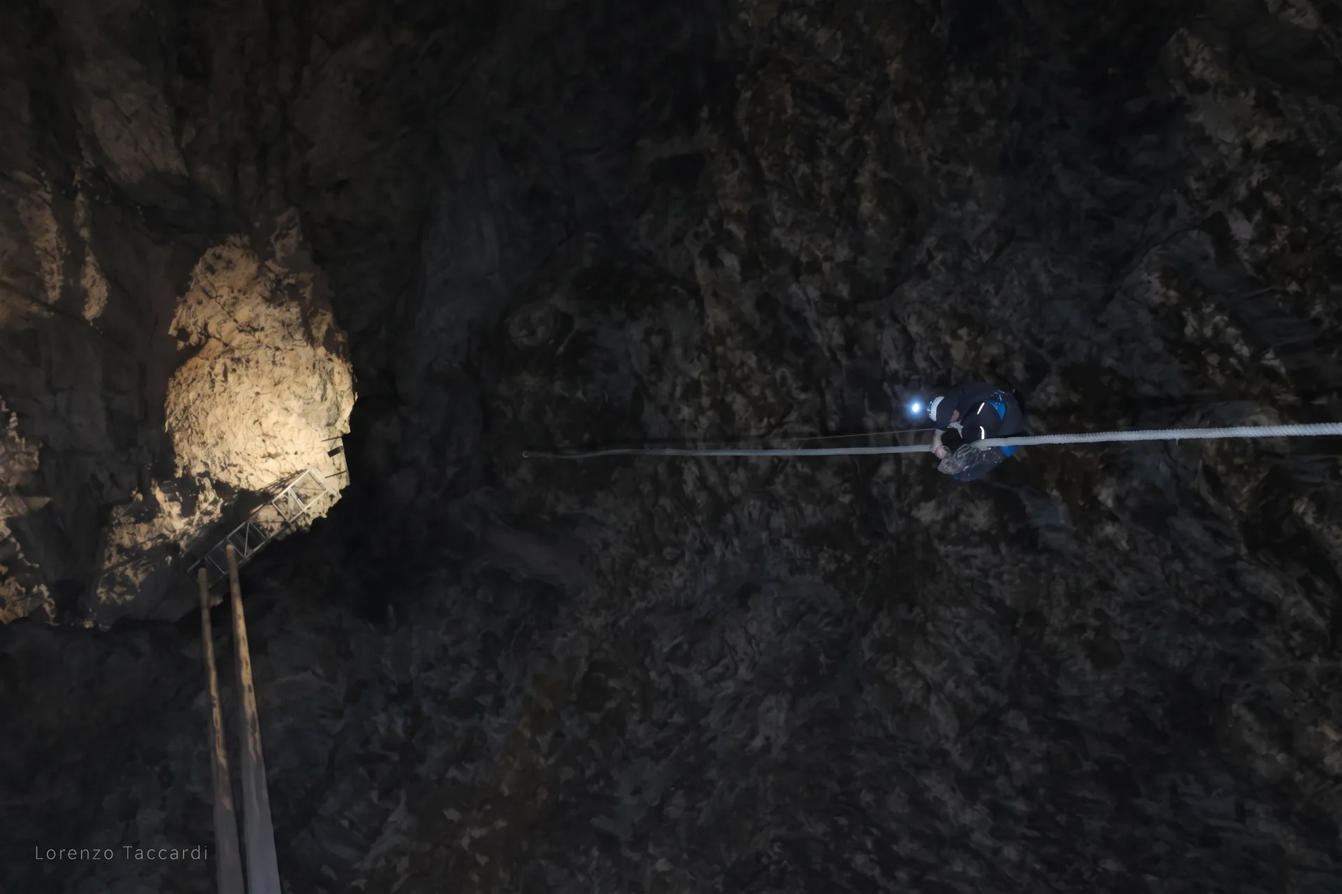 Alex Camera sfida la gravità nella Grotta Gigante, parte l'impresa extreme di rope climb su 94 mt di salita