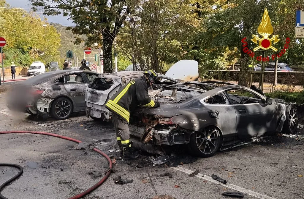 Trieste, incendio all’Obelisco di Opicina: due auto avvolte dalle fiamme, coinvolta anche una terza vettura