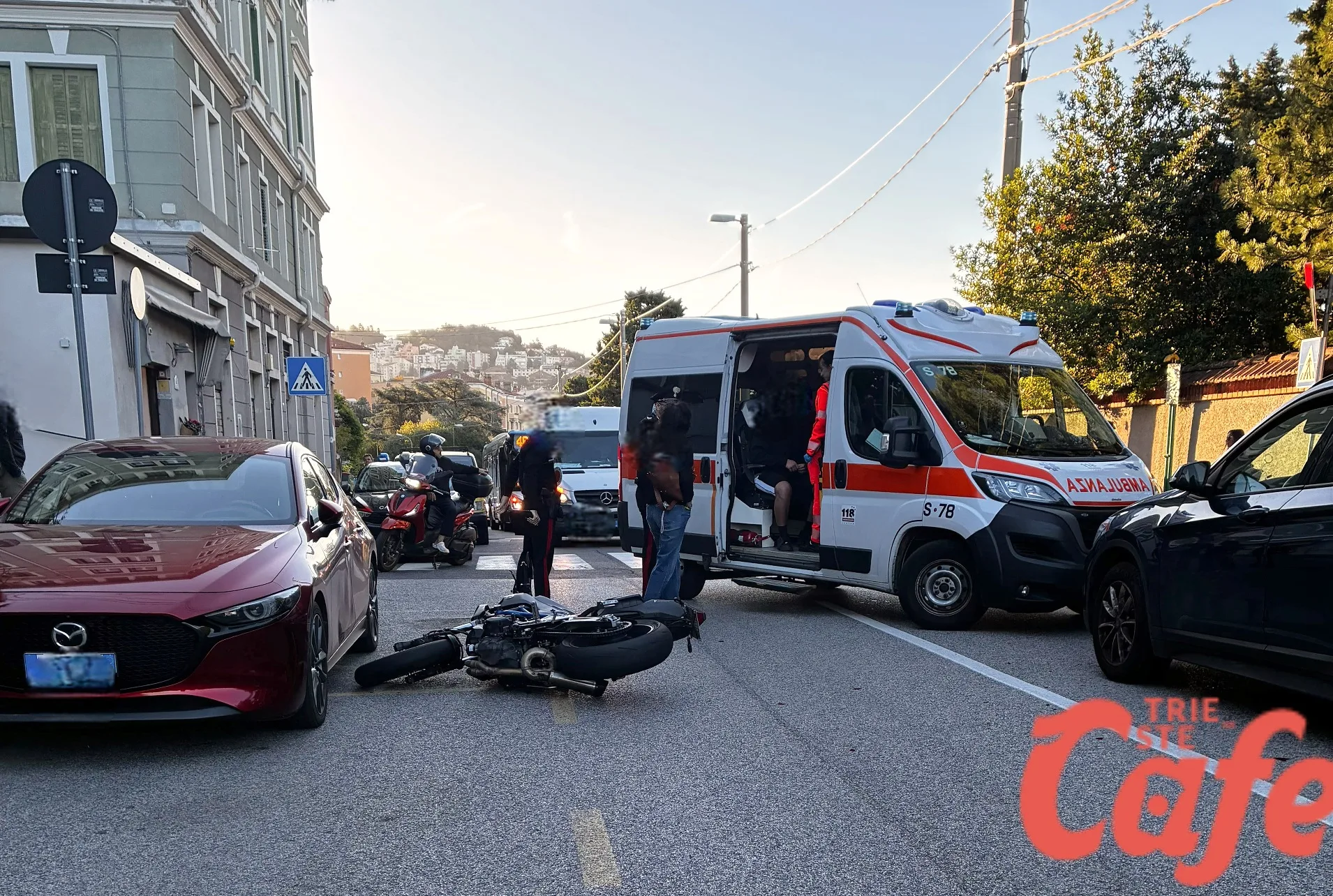 Strada del Friuli, moto tampona una Bmw e finisce contro un’auto parcheggiata