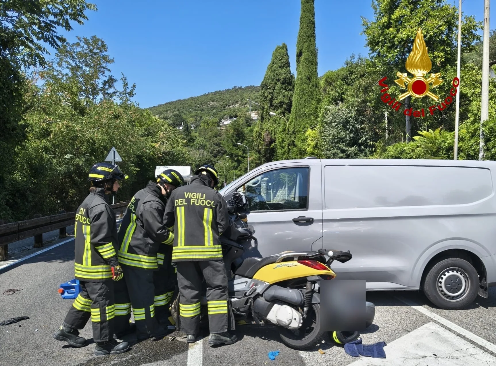 Strada Costiera, incidente tra furgone e scooter all’incrocio per Grignano: intervengono i soccorsi