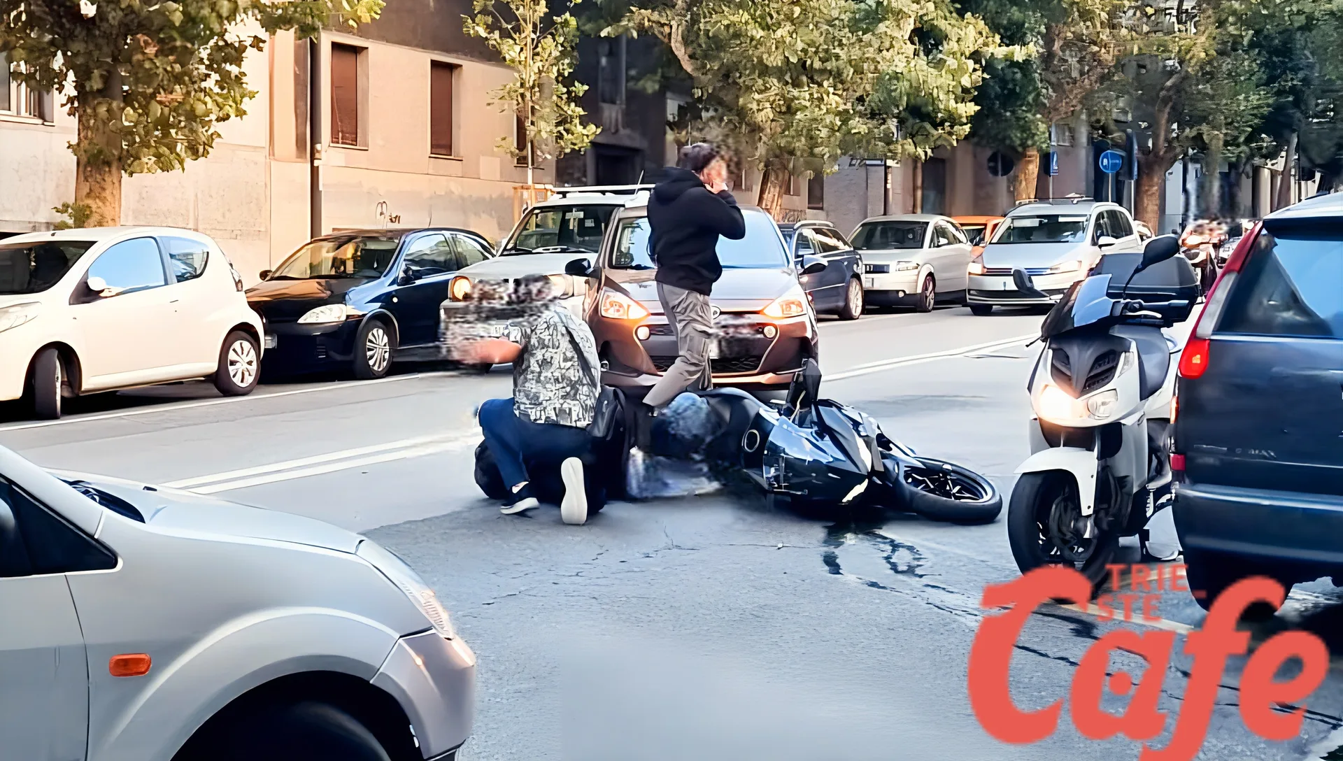 Trieste, incidente all’incrocio tra via Rigutti e viale D’Annunzio: motociclista ferito, traffico in tilt