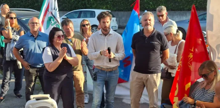 Trieste, crisi Startech, Laterza al presidio dei lavoratori: «Oltre 300 posti a rischio, serve intervenire subito»