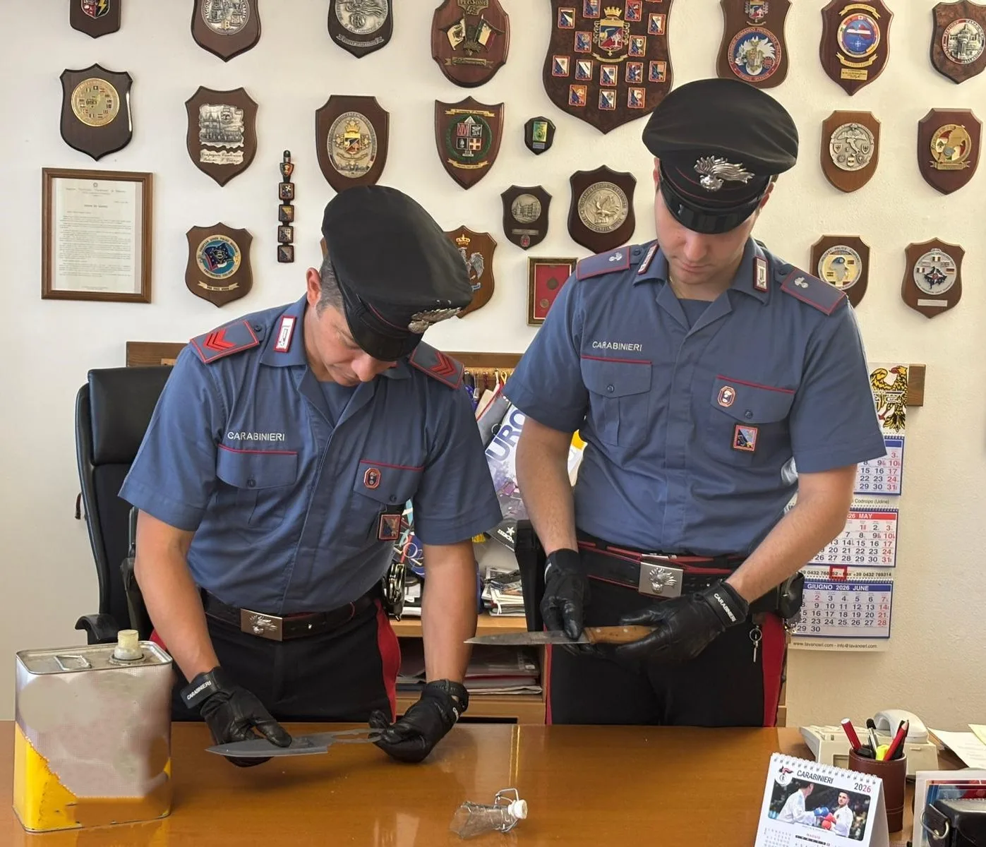 Fvg, minaccia i Carabinieri con due coltelli e tenta di appiccare un incendio: denunciato 20enne