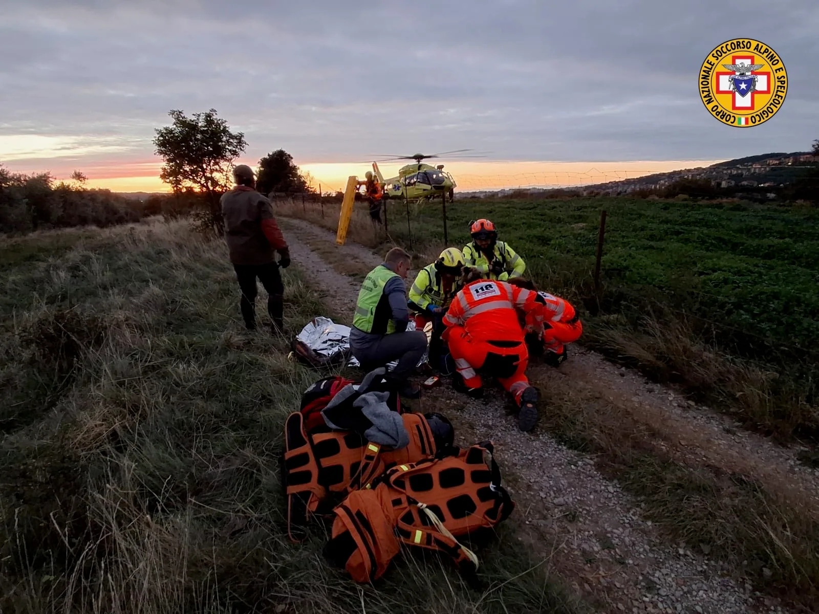 Cade da cavallo in un uliveto impervio: settantenne soccorso dal Soccorso Alpino e dall'elisoccorso