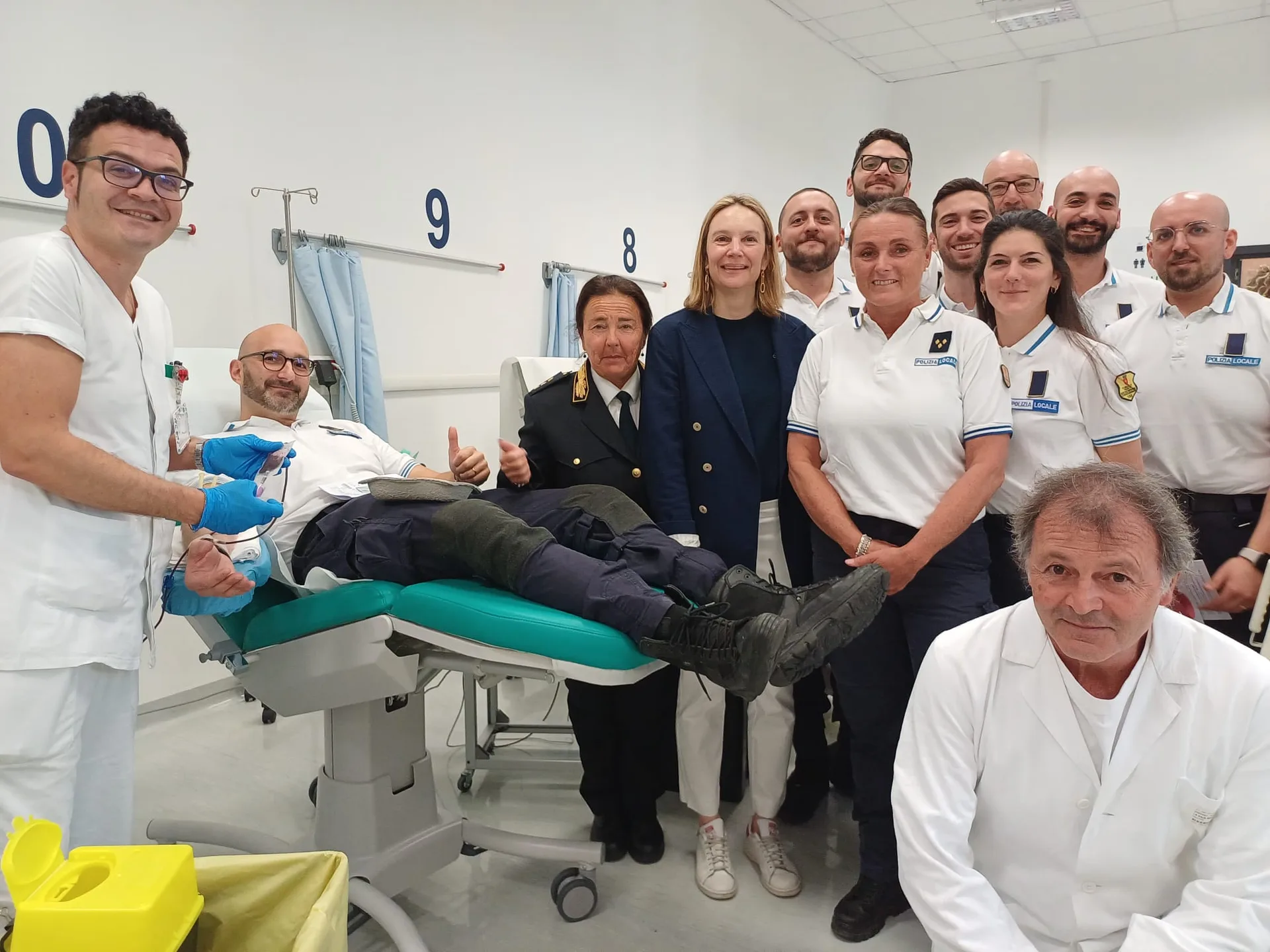 Trieste, venti agenti della Polizia Locale donano sangue: rinnovato l'impegno per la comunità