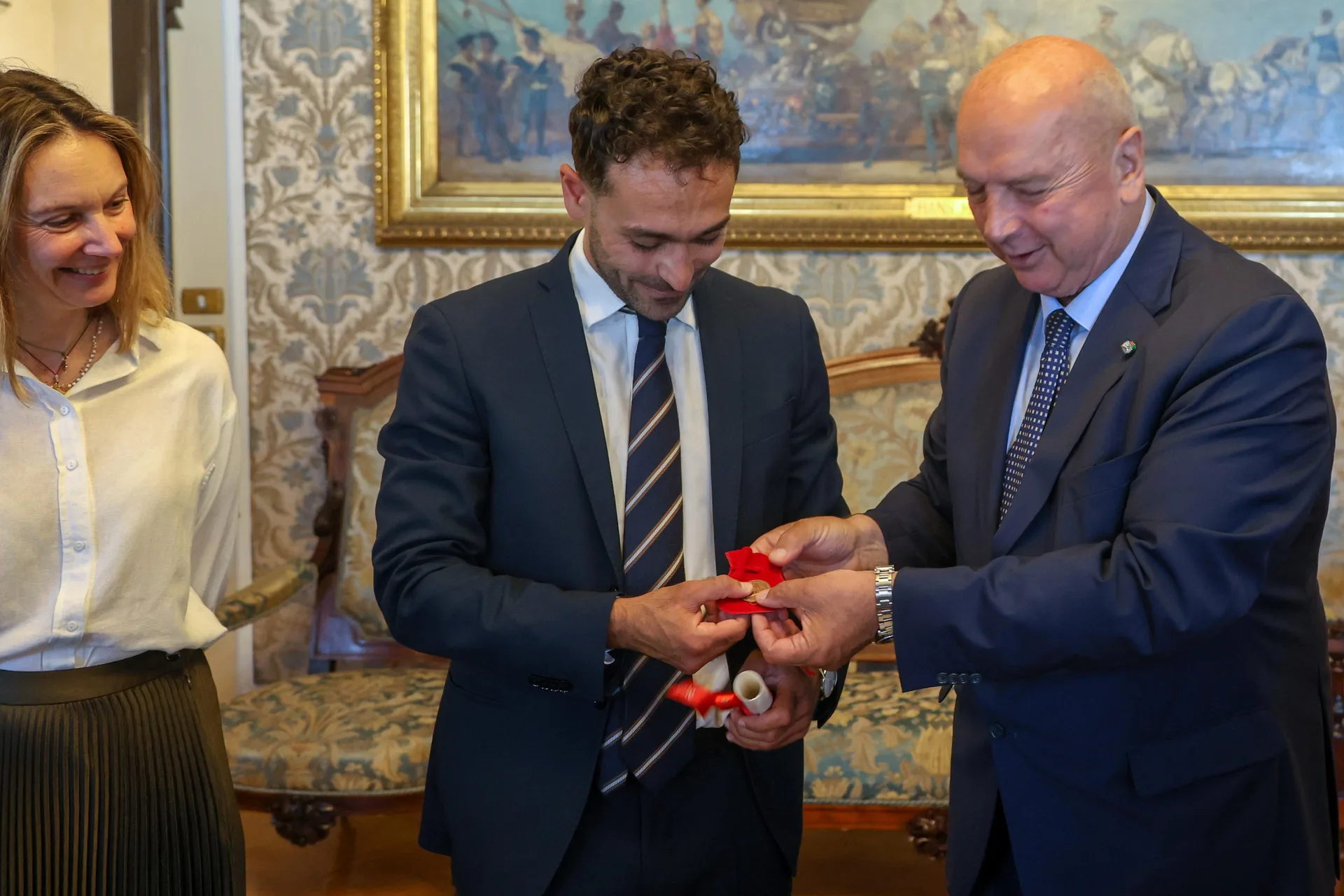 Trieste, gesto eroico sulle Rive: salva una giovane dall’annegamento e riceve il Sigillo di Bronzo