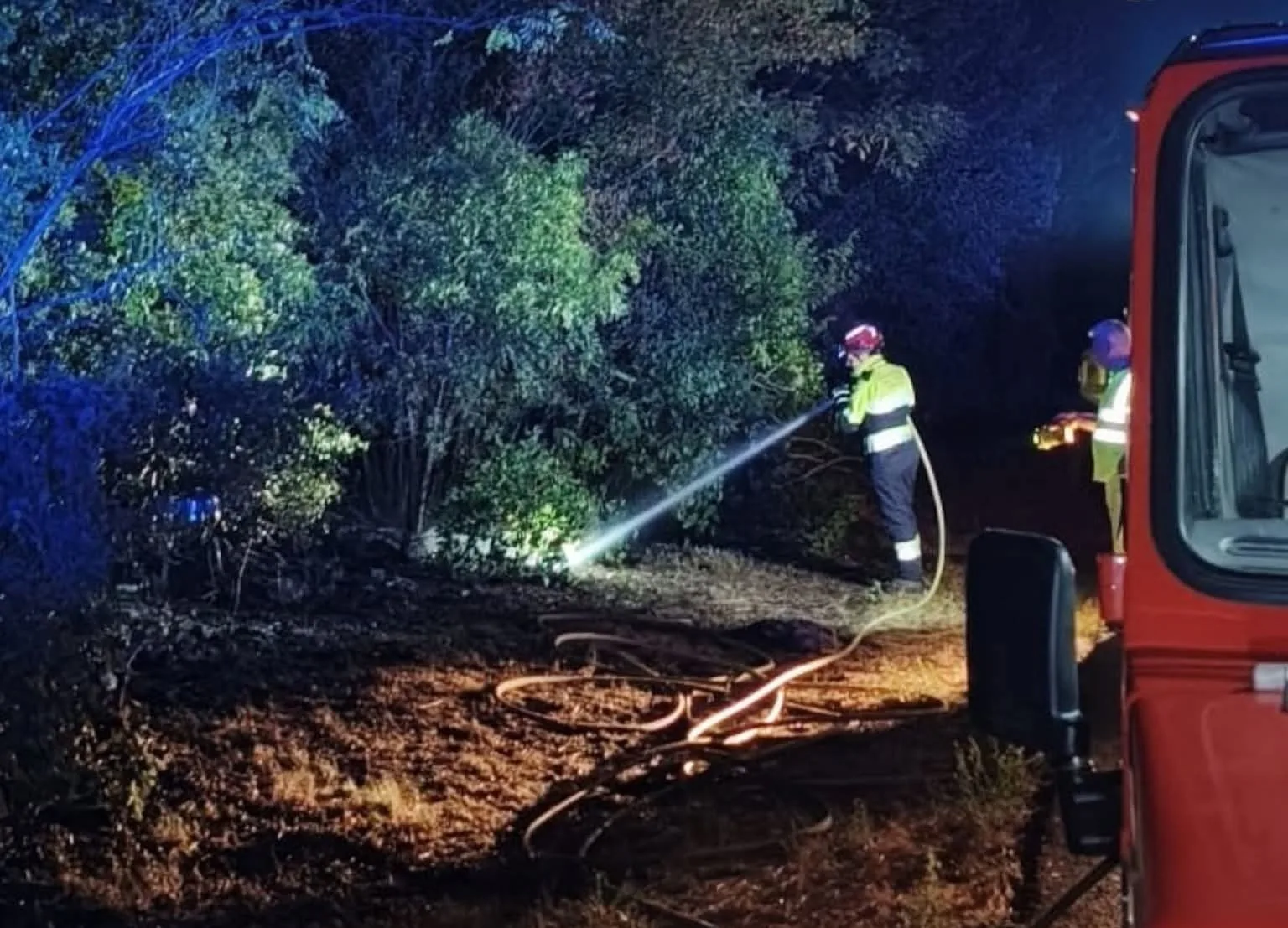 Trieste, incendio nella notte lungo il raccordo RA13: fiamme tra le sterpaglie a bordo strada