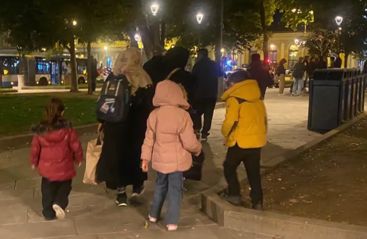Linea D'Ombra commovente su piazza Libertà: «Chi ha fame e chiede un riparo non trova nulla»