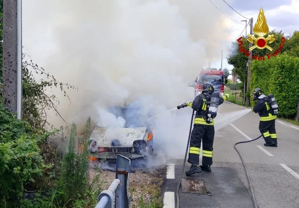 Incendio autovettura a Povoletto (UD)
